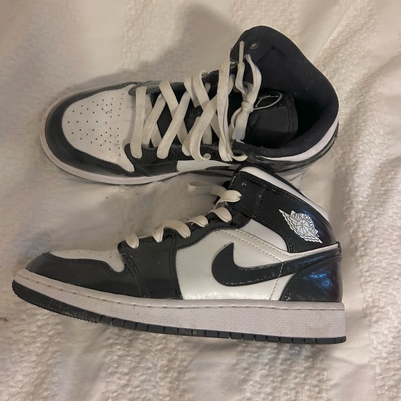 Air Jordan 1 Mid Carbon Fiber Retro Sneakers - Picture 2 of 2